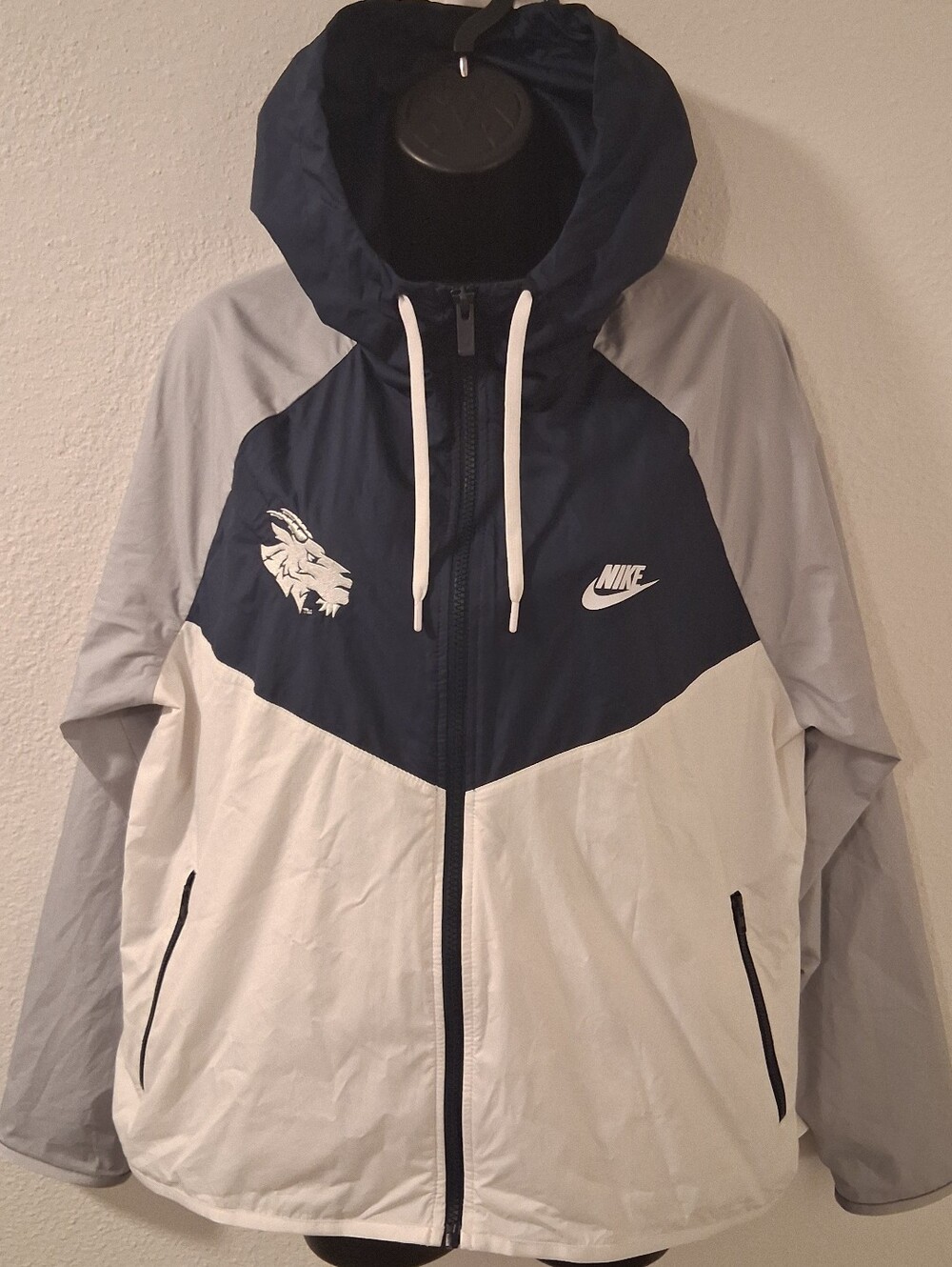 St. Edward's University Hilltoppers Women’s Large Nike Windrunner Jacket Navy